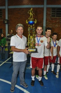 Prefeito Volmir entrega troféu ao time campeão do Municipal