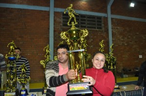 Vice prefeito Paulo Schneider entrega troféu a representante da equipe feminina de Jacuizinho pela terceira colocação